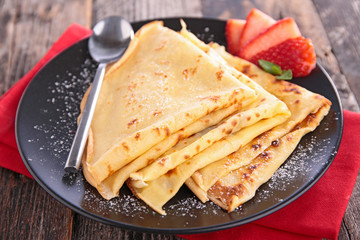 crepe with sugar and strawberry