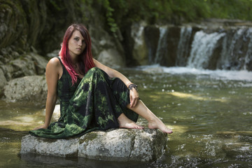 Fototapeta na wymiar Edelfräulein vor idyllischem Wasserfall