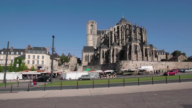 Cathedral of Saint Julian of Le Mans and Place des Jacobins market
