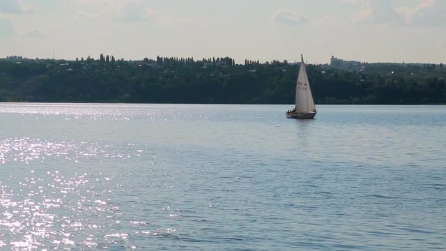 Парусник на реке Волге