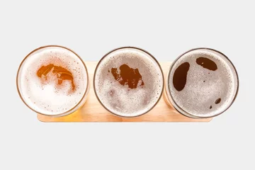 Cercles muraux Bière Assortiment de verres à bière isolés sur fond blanc. Vue de dessus