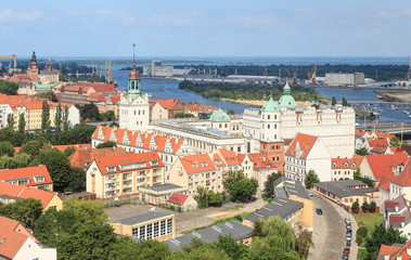 Szczecin - Panorama starego miasta z Zamkiem Książąt Pomorskich oraz portem © stepmar