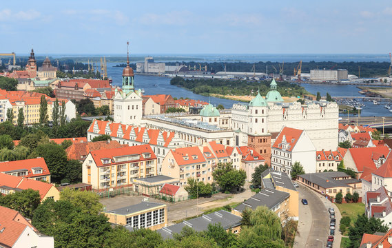 Szczecin - Panorama starego miasta z Zamkiem Książąt Pomorskich oraz portem