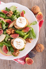vegetabe salad with fig and cheese