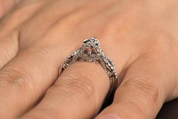 Obraz premium A woman hand wearing a diamond ring 