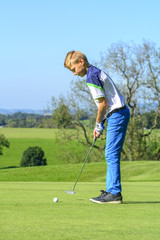 Fototapeta premium junger Golfspieler beim Putt