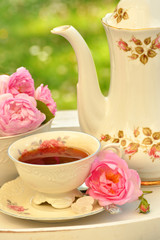 Romantisches Tee-Gedeck im Garten