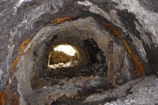 Colorido interno de las paredes de una mina de hulla