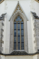 Bemalte Fenster mit Spitzbogen an einer Kirche 