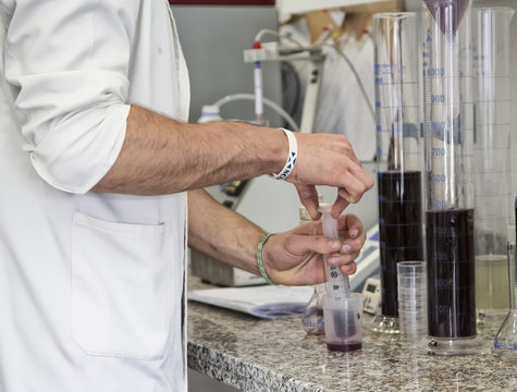 Laboratorio de calidad del vino en bodega