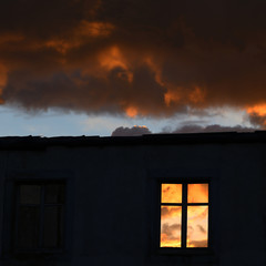 couché de soleil sur maison en ruine