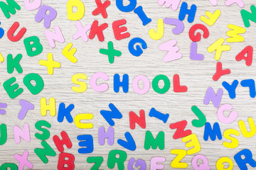 Bunter Buchstabensalat mit Wort school