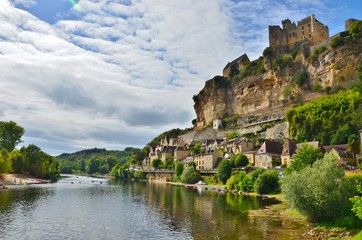 Fototapeta na wymiar historische Altstadt an den Ufern der Dordogne in Frankreich