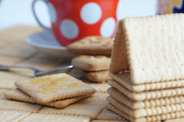 Fototapeta na wymiar Cracker house and crackers with honey for breakfast. Crackers with coffee.