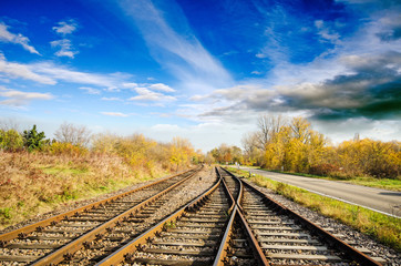 Obraz premium Wakacje, turystyka, podróże służbowe: Żadnych korków do celu: tory kolejowe w otwartym terenie :)