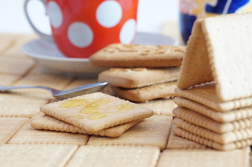 Fototapeta na wymiar Cracker house and crackers with honey for breakfast. Crackers with coffee.