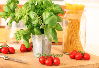 rote Tomaten mit Basilikum