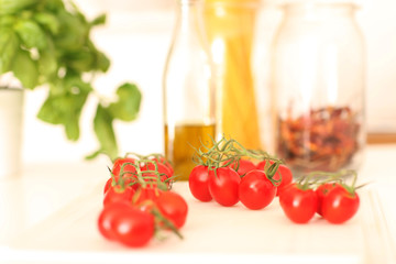 frische rote Tomaten mit Basilikum