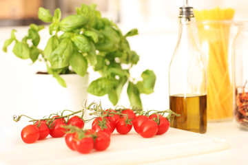 frische rote Tomaten mit Basilikum