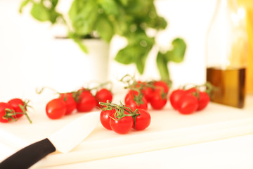 frische rote Tomaten mit Basilikum