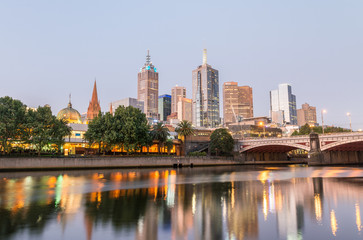 Fototapeta na wymiar Beautiful Melbourne sunset skyline with Yarra river reflections