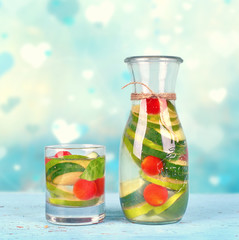 Wasser mit Gurke, Limette und Tomate