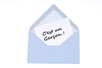 Petite carte dans une enveloppe avec c'est une fille &eacute;crit dessus