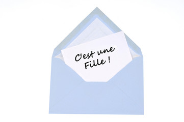 Petite carte dans une enveloppe avec c'est une fille &eacute;crit dessus