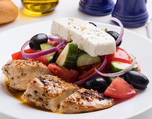 greek salad with chicken