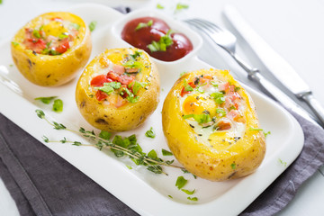 Potatoes stuffed with bacon, greens and eggs