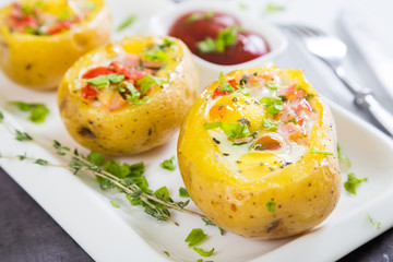 Potatoes stuffed with bacon, greens and eggs