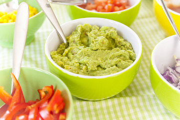 Avocadocreme - Guacamole und andere Rohkost in Dipschälchen