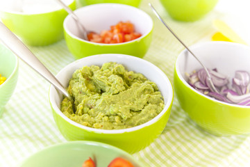 Avocadocreme - Guacamole und andere Rohkost in Dipschälchen