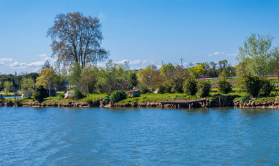 Aire de promenade et plan d'eau.