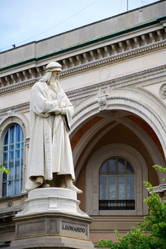 statue of Leonardo da Vinci