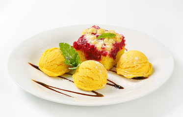 Raspberry crumb cake with ice cream
