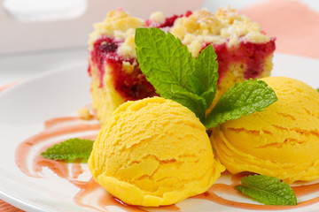 Raspberry crumb cake with ice cream