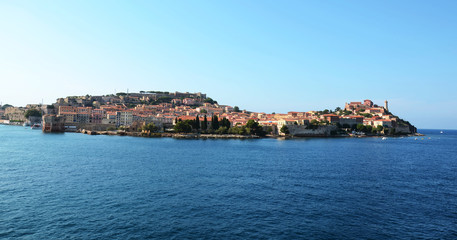 Fototapeta na wymiar Portoferraio, vista da traghetto