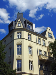 Fototapeta na wymiar Altbau: Eckhaus-Fassade in Deutschland, Berlin