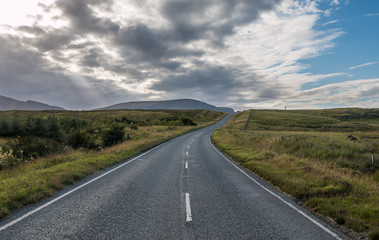 Fototapeta na wymiar Landstraße auf der Isle of Skye, Schottland