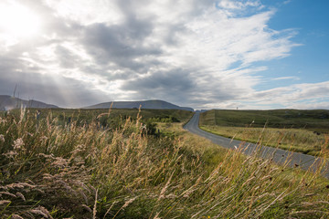 Landstraße auf der Isle of Skye, Schottland