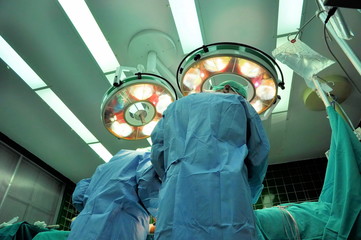 Dos hombres en quirófano durante un reemplazo de cadera