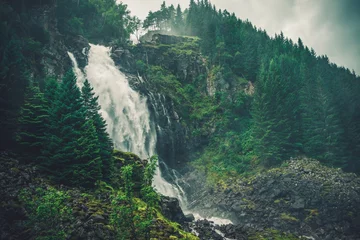 Malerischer norwegischer Wasserfall © Tomasz Zajda