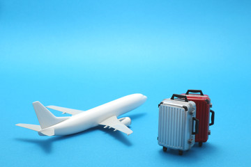 飛行機　スーツケース　模型　ミニチュア　青バック 