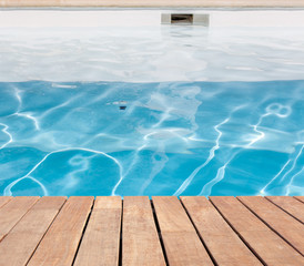 Fototapeta na wymiar margelle bois, bordure et skimmer de piscine 