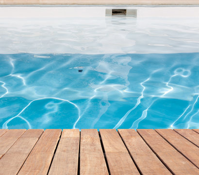 margelle bois, bordure et skimmer de piscine Stock Photo