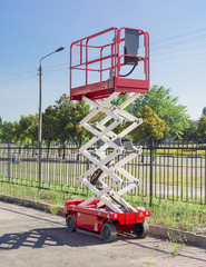 Scissor self propelled lift