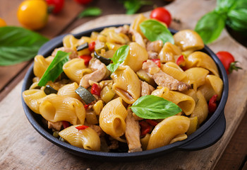 Pasta Gomiti Rigati with meat and vegetables in an Asian style.