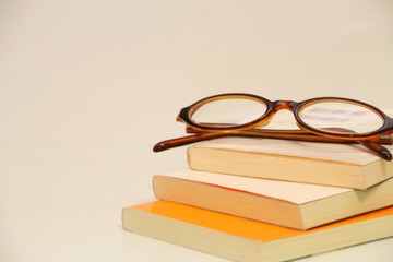 本とメガネ