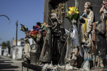 santos para prender velas y colocar flores en cementerio